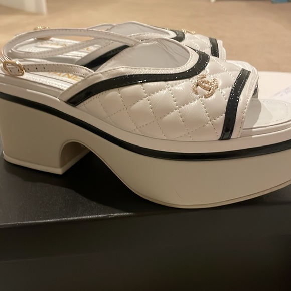 White sandal ￼ - Picture 3 of 5